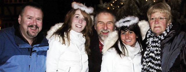 Frohe Weihnachten und ein glckliches ...a Sofia (rechts) und Janina Pieldner.   | Foto: WOLFGANG KNSTLE
