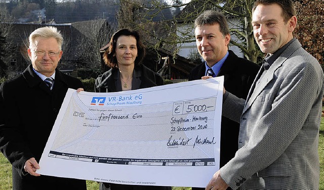 Einen   5000-Euro-Scheck  haben  Bernh...rgerstiftung berreicht (von  links).   | Foto: Robert Bergmann