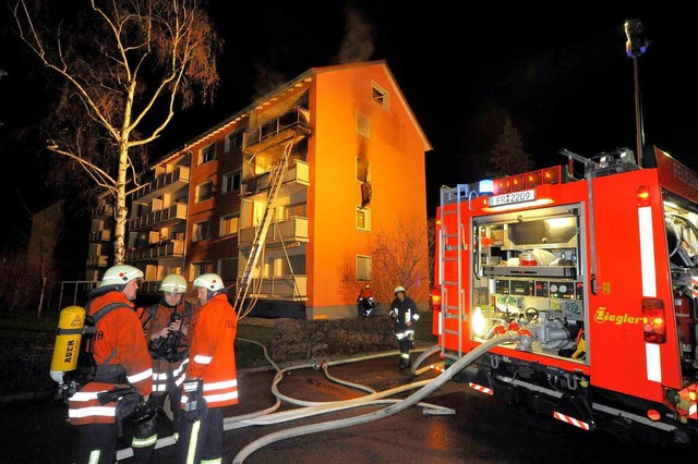 Die Feuerwehr rettete zwei Menschen au...n der Stuttgarter Strae in Zhringen.  | Foto: Thomas Kunz