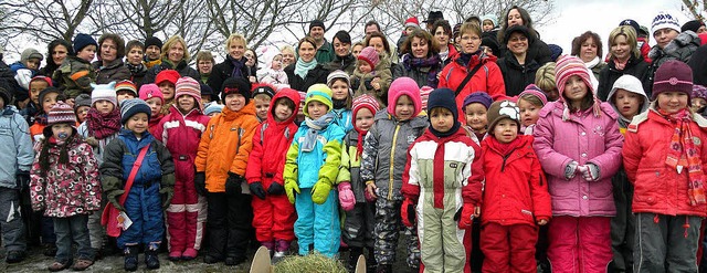 Eine stimmungsvolle Waldweihnachtsfeie...it ihren Eltern und den Erzieherinnen.  | Foto: Kirsten Lux