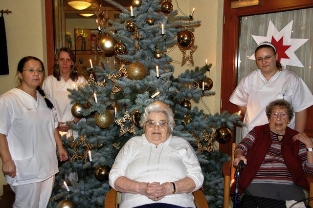 Pflegepersonal und Bewohner des Pflege...ten Christbume von Hannelore Schmidt.  | Foto: julia jacob