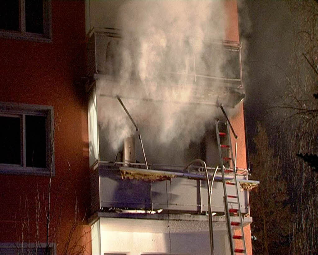 35 Feuerwehrleute bekmpften den Brand in einem Mehrfamilienhaus in Freiburg-Zhringen.