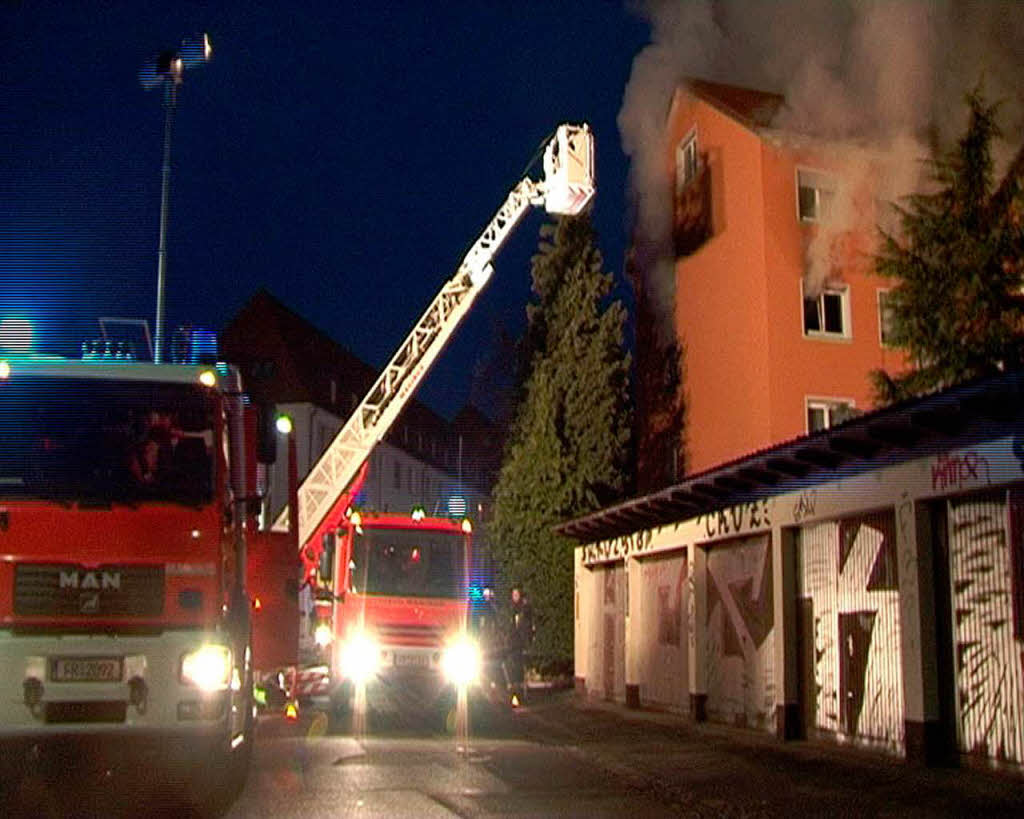 35 Feuerwehrleute bekmpften den Brand in einem Mehrfamilienhaus in Freiburg-Zhringen.