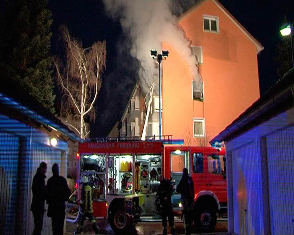 35 Feuerwehrleute bekmpften den Brand in einem Mehrfamilienhaus in Freiburg-Zhringen.