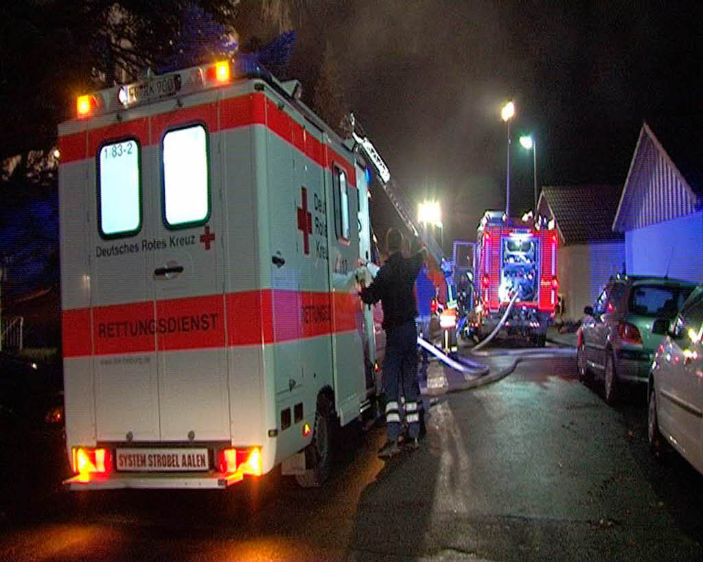 35 Feuerwehrleute bekmpften den Brand in einem Mehrfamilienhaus in Freiburg-Zhringen.