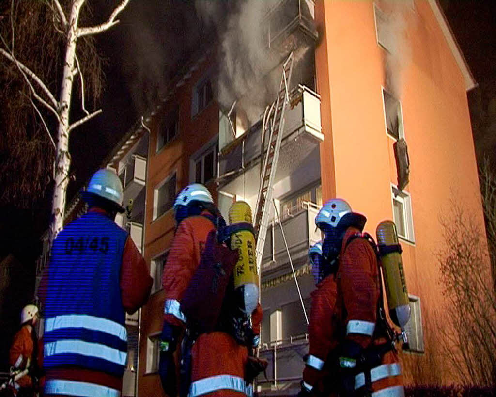 35 Feuerwehrleute bekmpften den Brand in einem Mehrfamilienhaus in Freiburg-Zhringen.