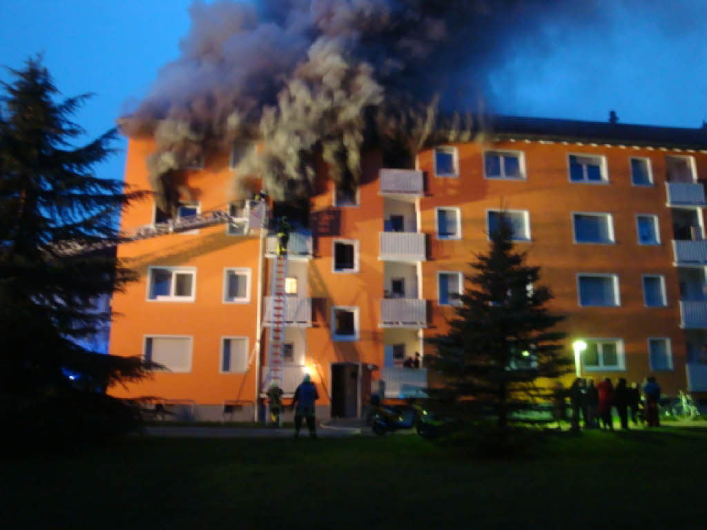 35 Feuerwehrleute bekmpften den Brand in einem Mehrfamilienhaus in Freiburg-Zhringen.