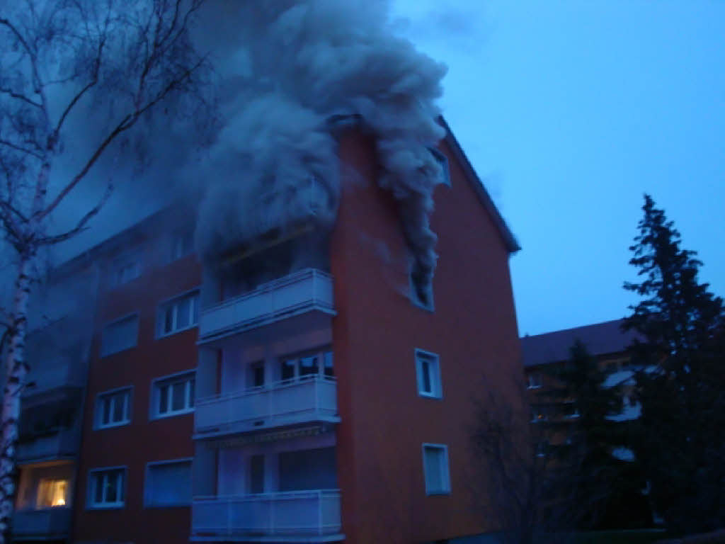 35 Feuerwehrleute bekmpften den Brand in einem Mehrfamilienhaus in Freiburg-Zhringen.