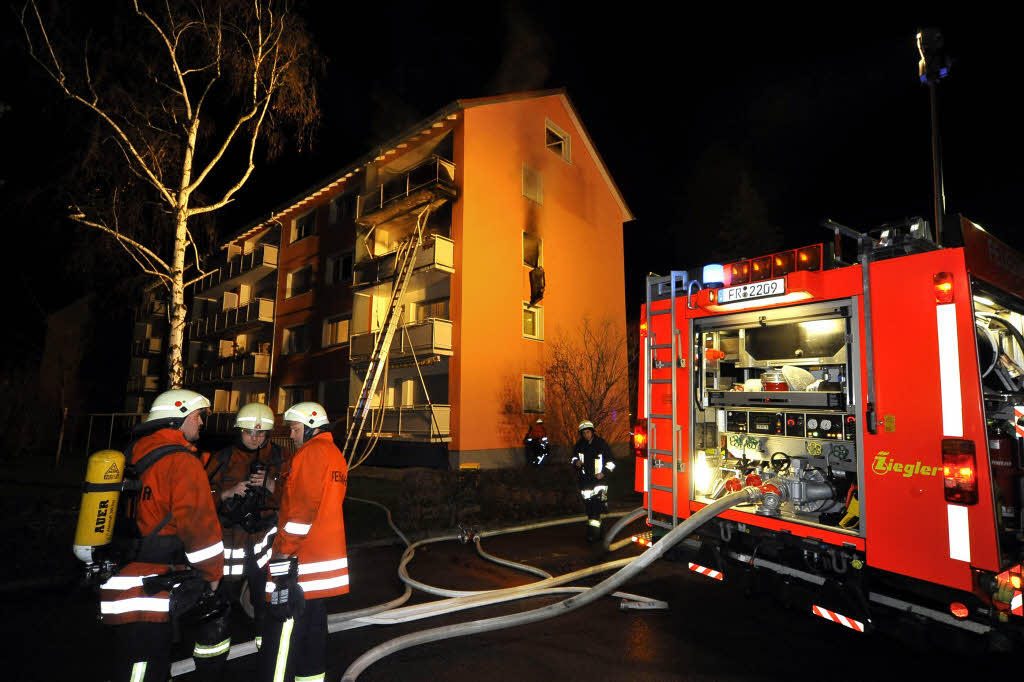 35 Feuerwehrleute bekmpften den Brand in einem Mehrfamilienhaus in Freiburg-Zhringen.