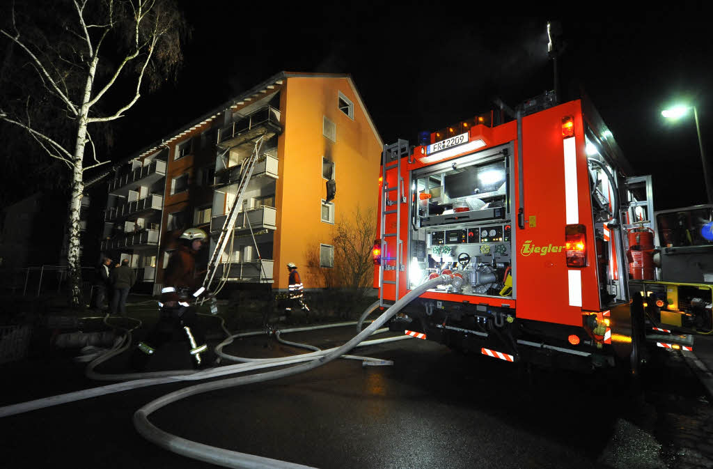 35 Feuerwehrleute bekmpften den Brand in einem Mehrfamilienhaus in Freiburg-Zhringen.