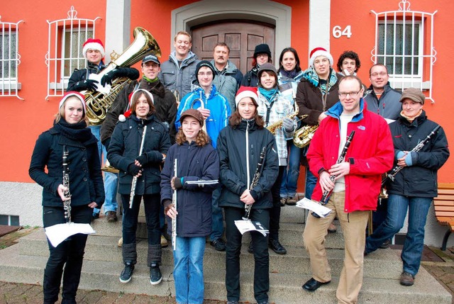 Der Musikverein Kollmarsreute beim Sta...en Ort, um Weihnachtsweisen zu spielen  | Foto: Sylvia-Karina Jahn