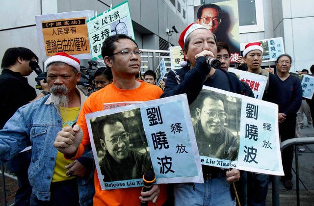 Nur in Hongkong mglich: Chinesen prot...die drakonische Strafe fr Liu Xiaobo.  | Foto: dpa