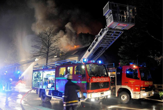 Einsatzkrfte der Feuerwehr lschen in... Nacht zum Freitag ums Leben gekommen.  | Foto: ddp