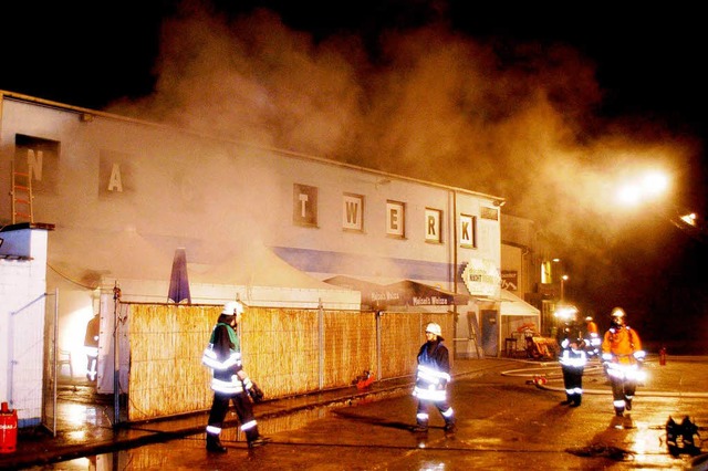 Als die Feuerwehr eintraf, drang der Rauch aus Tren und dem Dach.  | Foto: Wolfgang Knstle
