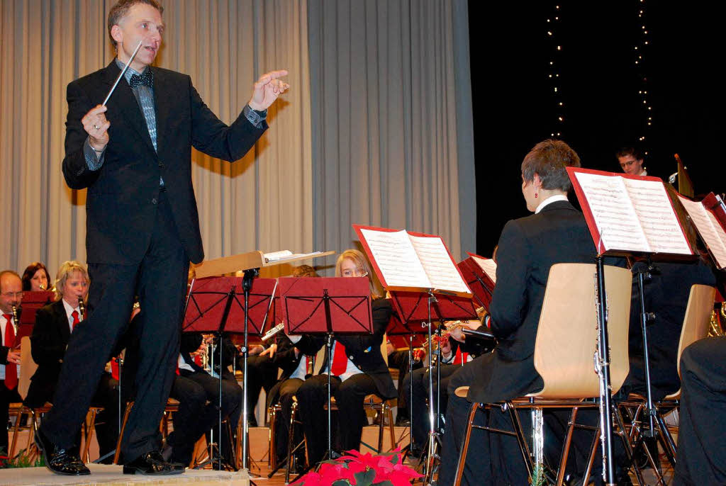 Das Orchester macht es seinem Dirigenten an diesem Abend leicht und der tanzt förmlich am Pult. Das Orchester macht es seinem Dirigenten an diesem Abend leicht und der tanzt förmlich am Pult.