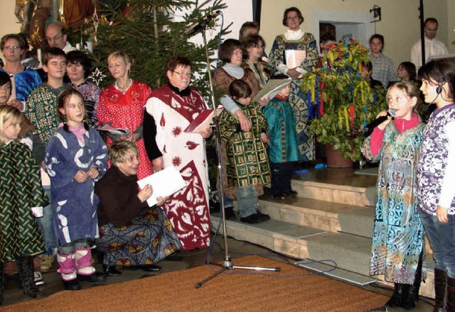 Weihnachten in Afrika:  46 Akteure all... Linsin (rechts) und Angelina Gantner.  | Foto: Christa Maier