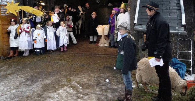 Spielszene vor der  Scheune des Kirchlebauernhofs in Hofsgrund   | Foto: barbara Odrich-Rees