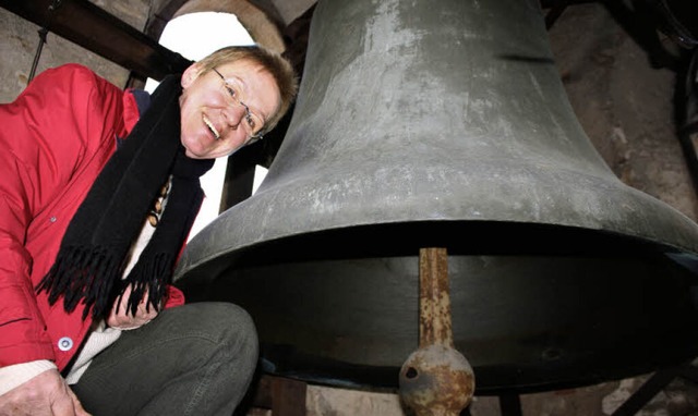 Messnerin Andrea Braun neben der grt...-Jesu-Glocke im Holzhauser Kirchturm.   | Foto: barbara schmidt