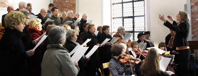 Der Kirchenchor unter Leitung von Hilk...ienst seine besondere Note verliehen.   | Foto: Ulrike Hiller