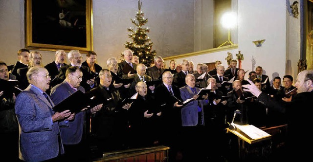 Der Mnnergesangverein Harmonie mit den schnsten Weihnachtsmelodien   | Foto: Wolfgang Knstle