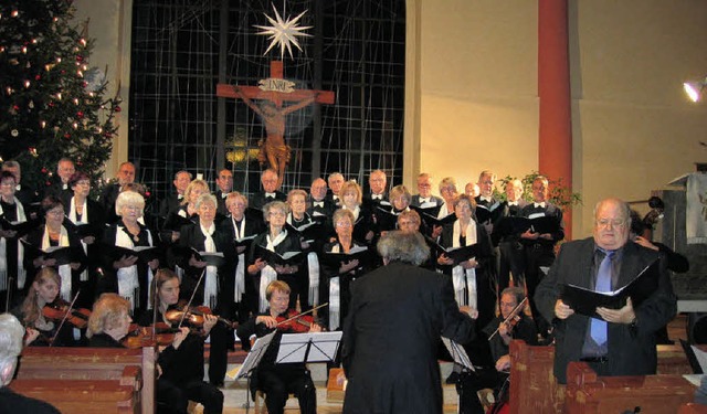 Der Gemischte Chor und Dirigent  Helmut  Schwitalla waren bestens aufgelegt.   | Foto: ingeborg Grziwa