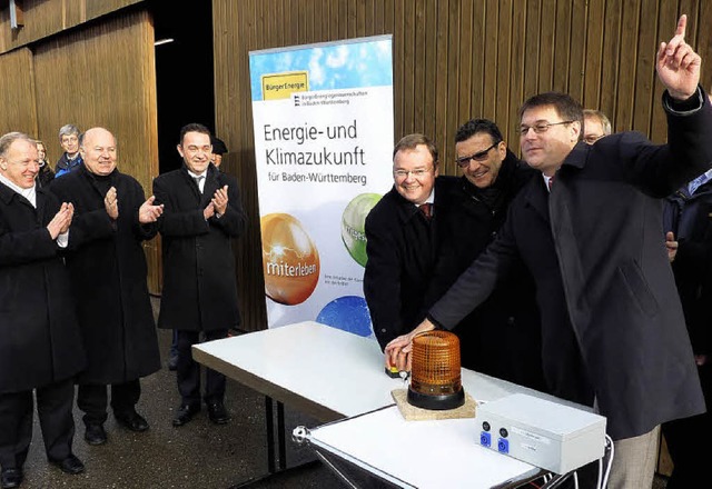 Erneuerbare Energie vom Dach des Tenin... Ehret und Marcel Schwehr (von links).  | Foto: Karlernst Lauffer