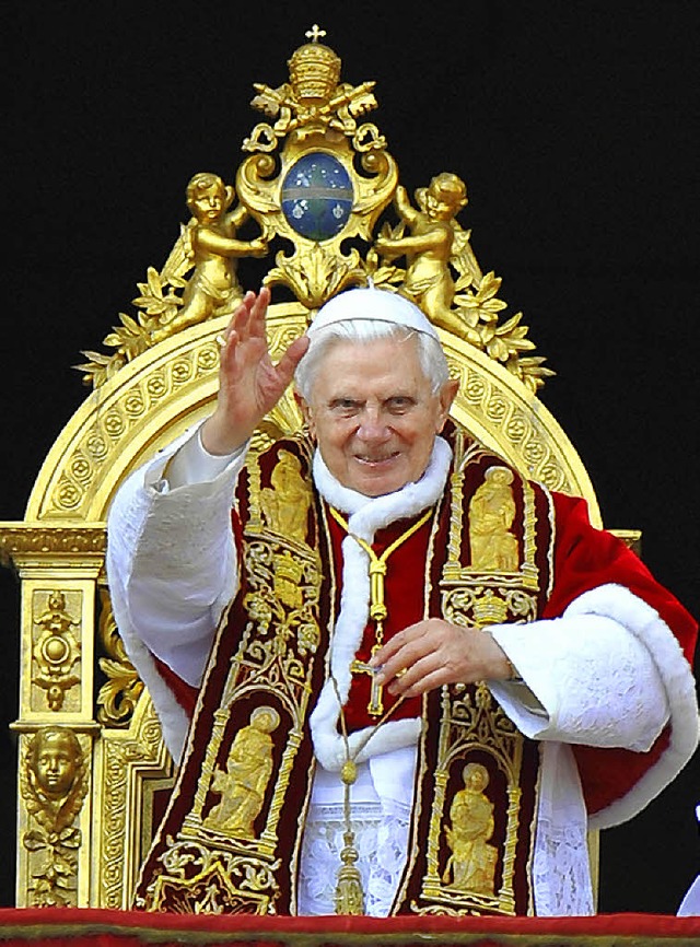 Benedikt XVI. berstand den Angriff oh...llen Segen &#8222;Urbi et Orbi&#8220;.  | Foto: dpa