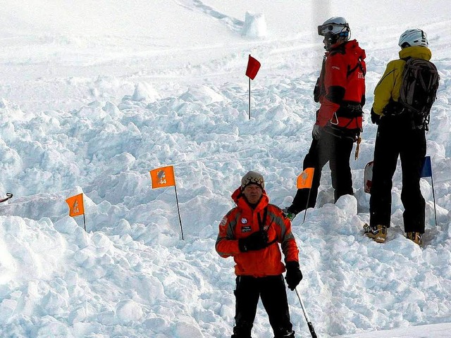 Rettungskrfte suchen nach den Lawinenopfern.  | Foto: dpa