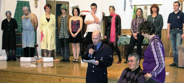 Feuerwehrkommandant Bruno Winterhalder... 1000 Euro; hinten die  Schauspieler.   | Foto: gert brichta