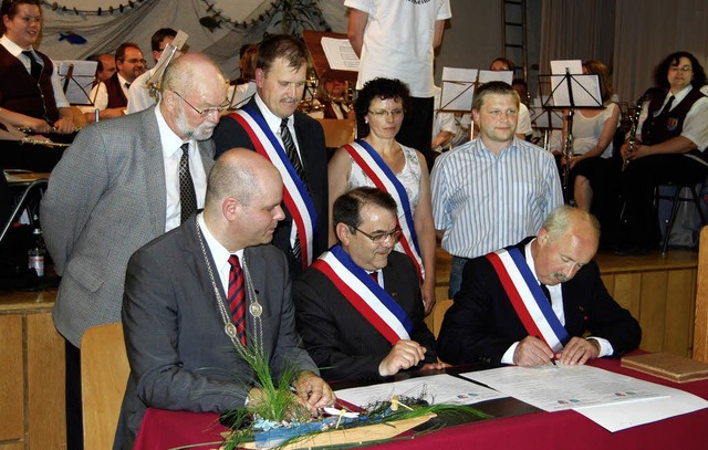 Unterzeichnung des Partnerschaftsvertrags zwischen Rheinhausen und Wittisheim.  | Foto: Privat