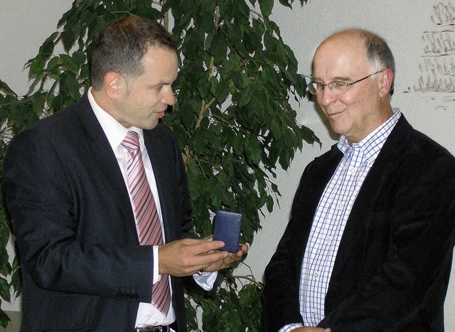 Brgermeister Jrgen Scheiding (links)...teher Joachim Geppert die Ehrennadel.   | Foto: Haberer