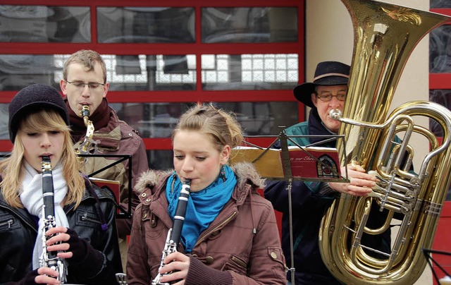 Auch das Regenwetter hielt die Stadtmu...htsliedern auf das Fest einzustimmen.   | Foto: Jutta Binner-Schwarz