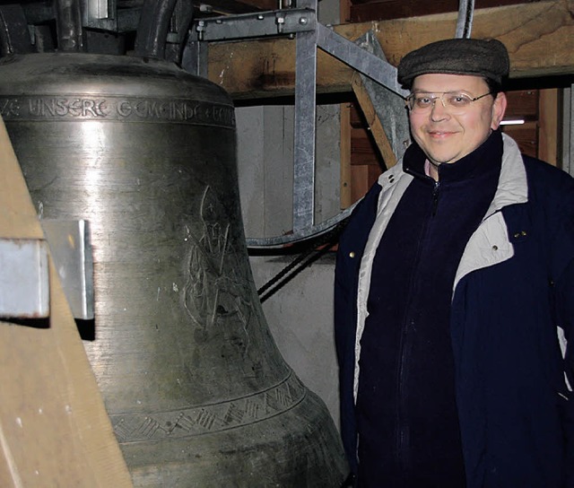 Mesner Wolfgang Ziegelmayer mit der Bl...ke, die im Jahr  2001 gegossen wurde.   | Foto: Silvia Faller