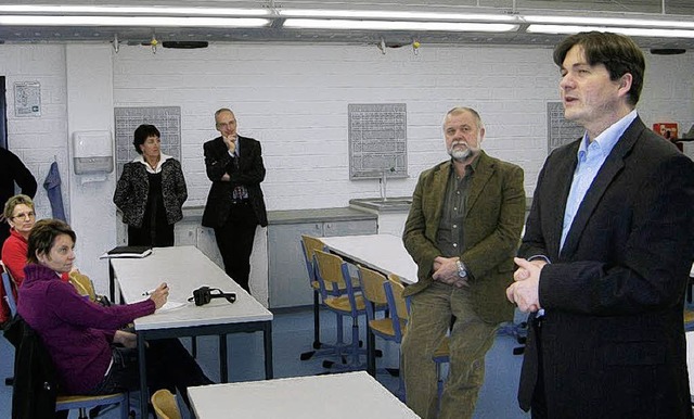 Raum zum Forschen:  Auch Brgermeister... Krezer (rechts) kam  zur Einweihung.   | Foto: gt