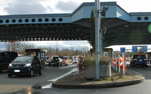 Am Autobahngrenzbergang ist es am Son...hen erregenden Selbstttung gekommen.   | Foto: Frey