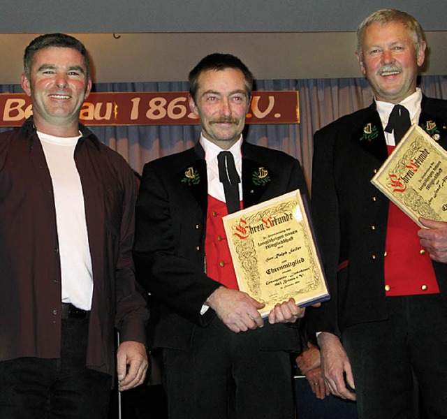 Josef Altmann (rechts) und Ralph Seile...r Markus Schmidt (links) gratulierte.   | Foto: sub