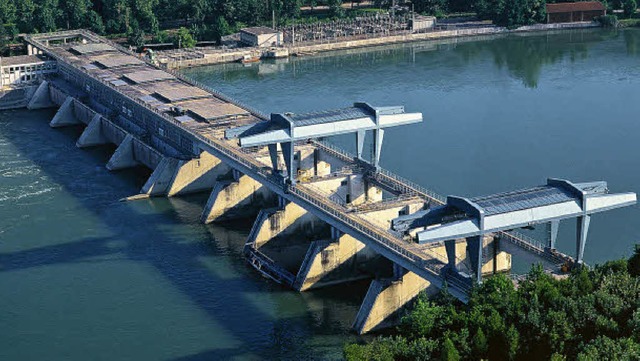 Das Rheinkraftwerk  Sckingen wird ab Herbst 2011 von Grund auf saniert.    | Foto: Rheinkraftwerk