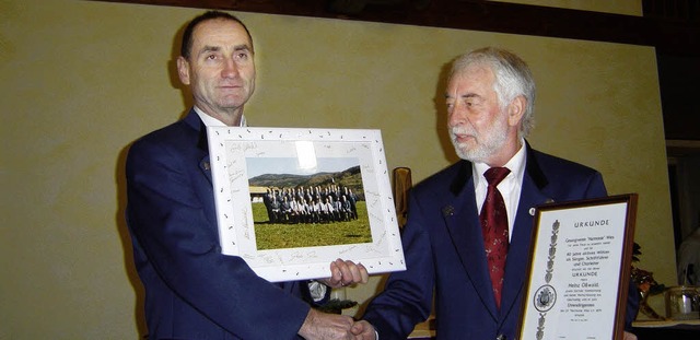 Helmut Grether (1. Vorsitzender des Ge...Owald  (rechts) zum Ehrendirigenten.   | Foto: Ulrike Owald