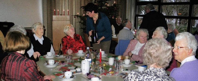 Der Begegnungssonntag in Efringen-Kirc...ei den lteren Brgern wieder gut an.   | Foto: Jutta Schtz