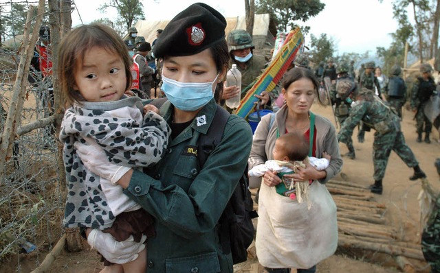Die ersten Flchtlinge wurden am Monta...dem Lager Huai Nam Khao weggebracht.    | Foto: dpa