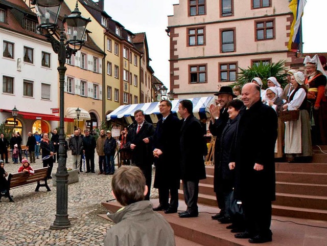 Feier mit Politprominenz zum Abschluss...lli Stchele zeigte sich  beeindruckt.  | Foto: Martin Wendel