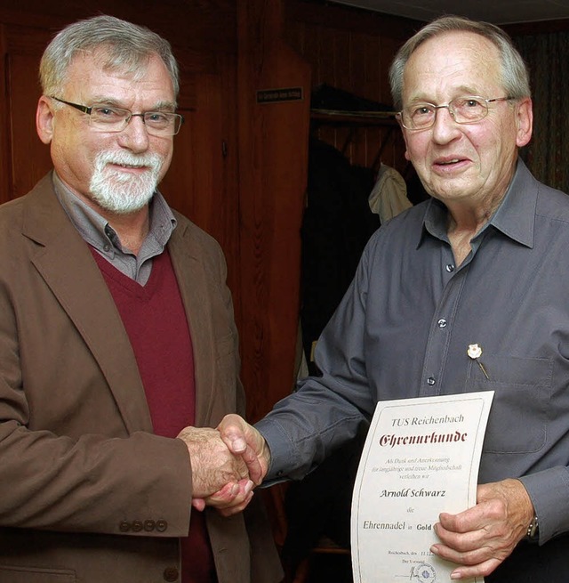 TuS-Vorsitzender Julius Benz (links) ...k, Arnold Schwarz, die Ehrenurkunde.    | Foto: Beck