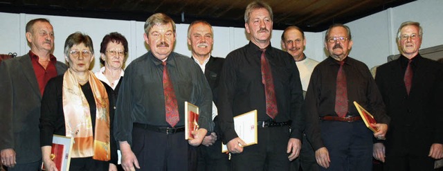 Die Geehrten beim Gesangverein  Schall...nden Erich Meier (von links im Bild).   | Foto: Walter Bronner