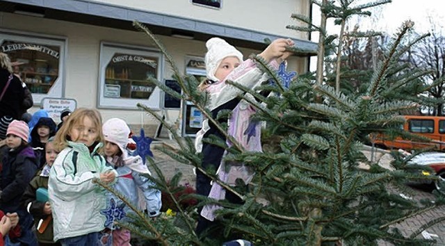 Krzlich schmckten Kinder den Baum vo...e des Haltinger Metzgers Hagin wird.    | Foto: privat