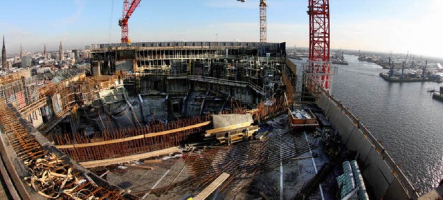 Hoch ber der Stadt: Der groe Saal des Konzerthauses im Bau   | Foto: dpa