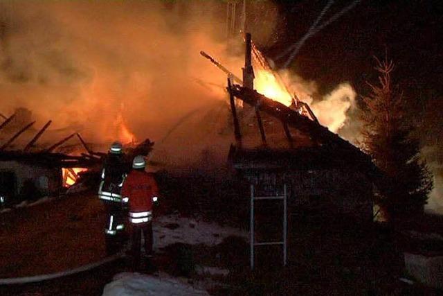 Video: Bauernhaus niedergebrannt