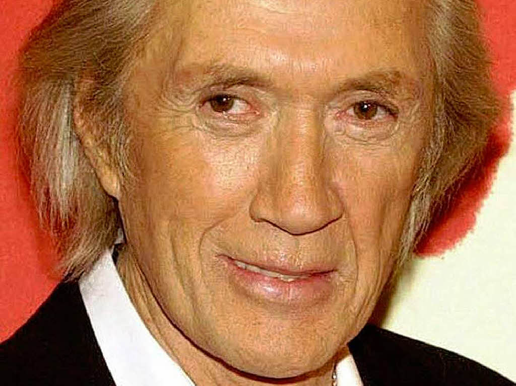 Der US-amerikanische Schauspieler David Carradine stirbt am 3. Juni im Alter von 72 Jahren. Der Star aus der TV-Serie „Kung Fu“ und den „Kill Bill“-Filmen wurde leblos in einem Hotelzimmer in Bangkok gefunden.
