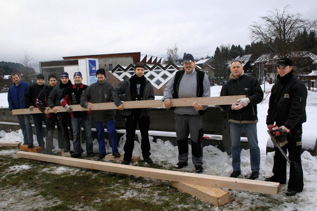 Die Helfer der Interessengemeinschaft ...u des JWM-Dorfs beim Kurhaus begonnen.  | Foto: maurer