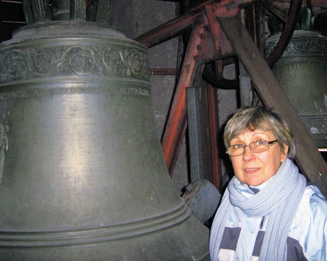 Mesnerin Brigitte Kledt im Glockenturm.   | Foto: Anne Freyer