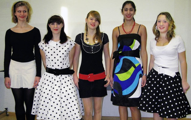 Friedrich-Schlerinnen prsentieren  Mode der 60er Jahre.   | Foto: BZ